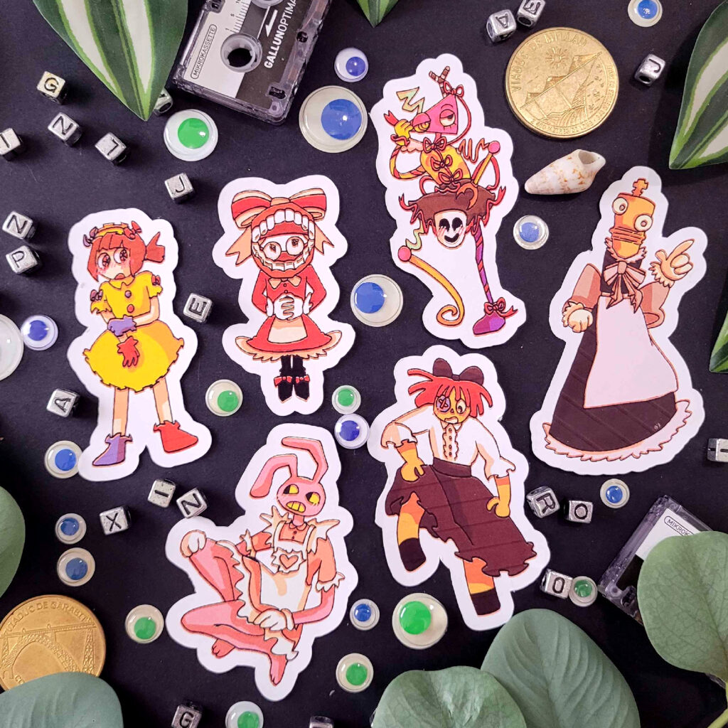 6 stickers de the amazing digital circus. Tous les personnages sont habillé en tenue de maid assortie à leurs couleurs. Pomni est en jaune, Caine en rouge chair, Zooble en marron (Gangle est les noeux dans la tenue de zooble), Jax en rose, Ragata en violet foncé et king en noir. 